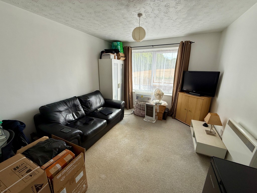 Lot: 148 - FREEHOLD BLOCK OF SIX FLATS FOR INVESTMENT - Living room/bedroom